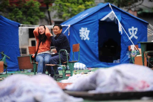5月14日,綿竹市東汽中學(xué)遇難學(xué)生陳竹的父親在安慰悲痛不已的妻子。 5月12日,受四川汶川地震影響,綿竹市東汽中學(xué)教學(xué)樓發(fā)生大面積坍塌,正在上課的數(shù)百名學(xué)生被埋在瓦礫下。目前,搜救工作仍在緊張進(jìn)行。 新華社記者 王建華 攝