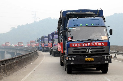 5月17日,滿載著水泥電線桿的大貨車行駛在三峽專用公路上。湖北省電力公司根據(jù)國家電網(wǎng)公司要求,急調(diào)5500根水泥電線桿經(jīng)水路運往四川災(zāi)區(qū),維修受損電網(wǎng)。為了讓這批救災(zāi)物資順利進川,三峽有關(guān)部門開通了三峽專用公路放行。 新華社發(fā)(劉保平 攝)