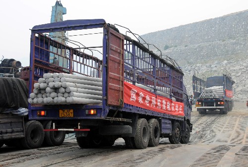 5月17日,運送電線桿的車隊經(jīng)三峽專用公路抵達湖北秭歸銀杏沱碼頭,在這里乘滾裝船前往重慶萬州,再經(jīng)陸路運達四川災(zāi)區(qū)。 湖北省電力公司根據(jù)國家電網(wǎng)公司要求,急調(diào)5500根水泥電線桿經(jīng)水路運往四川災(zāi)區(qū),維修受損電網(wǎng)。為了讓這批救災(zāi)物資順利進川,三峽有關(guān)部門開通了三峽專用公路放行。 新華社發(fā)(劉保平 攝)