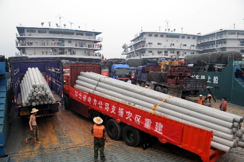5月17日,運送電線桿的車隊經(jīng)三峽專用公路順利抵達秭歸銀杏沱碼頭。運送這批救災(zāi)物資的車隊將乘滾裝船前往重慶萬州,再經(jīng)陸路抵達四川災(zāi)區(qū)。 湖北省電力公司根據(jù)國家電網(wǎng)公司要求,急調(diào)5500根水泥電線桿經(jīng)水路運往四川災(zāi)區(qū),維修受損電網(wǎng)。為了讓這批救災(zāi)物資順利進川,三峽有關(guān)部門開通了三峽專用公路放行。 新華社發(fā)(劉保平 攝)