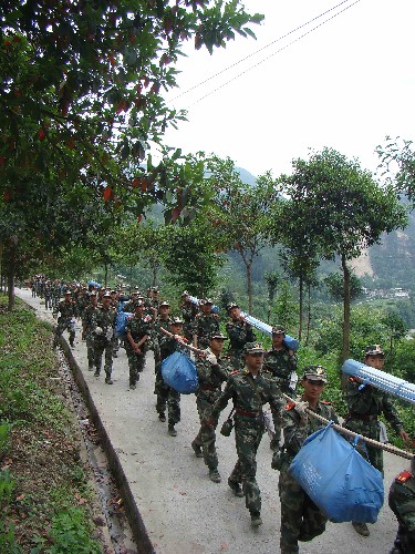 武警四川宜賓市支隊(duì)官兵翻山越嶺,向汶川縣三江鎮(zhèn)受災(zāi)群眾運(yùn)送急需的救援物資(5月19日攝)。 最先進(jìn)駐四川省汶川縣水磨鎮(zhèn)的武警四川宜賓市支隊(duì)官兵在承擔(dān)水磨鎮(zhèn)抗震救災(zāi)任務(wù)的同時(shí),先后出動(dòng)兵力400多人次,徒步穿越大山給汶川縣三江鎮(zhèn)受災(zāi)群眾運(yùn)送大米、帳篷、藥品等急需的救災(zāi)物資。 新華社發(fā)(羅志攝)