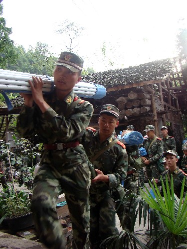 武警四川宜賓市支隊(duì)?wèi)?zhàn)士向汶川縣三江鎮(zhèn)受災(zāi)群眾運(yùn)送急需的救援物資(5月19日攝)。 最先進(jìn)駐四川省汶川縣水磨鎮(zhèn)的武警四川宜賓市支隊(duì)官兵在承擔(dān)水磨鎮(zhèn)抗震救災(zāi)任務(wù)的同時(shí),先后出動(dòng)兵力400多人次,徒步穿越大山給汶川縣三江鎮(zhèn)受災(zāi)群眾運(yùn)送大米、帳篷、藥品等急需的救災(zāi)物資。 新華社發(fā)(羅志攝)