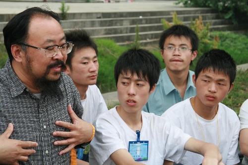 5月20日,在長虹集團培訓(xùn)中心的草坪上,來自復(fù)旦大學(xué)的心理輔導(dǎo)專家申荷勇在對學(xué)生們進行心理輔導(dǎo),盡量緩和他們情緒,以更好的狀態(tài)恢復(fù)學(xué)習(xí),迎接高考。當(dāng)日是北川中學(xué)高三學(xué)生復(fù)課的第二天。在北川中學(xué)復(fù)課點四川綿陽長虹培訓(xùn)中心的高三學(xué)生已全面復(fù)課,生活狀況良好。記者在現(xiàn)場看到,一些高三學(xué)生正在協(xié)助志愿者搭建帳篷、搬運物品,還有部分學(xué)生正在接受專家的心理輔導(dǎo),校園里秩序良好。 新華社記者 陳昌奇 攝