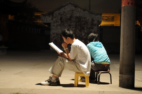 5月20日,什邡縣城的兩位高三學(xué)生在避震棚邊的路燈下復(fù)習(xí)。 這兩位高中生表示:盡管高考推遲了,他們還是要好好學(xué)習(xí),爭取考個好成績。 新華社記者 姜帆 攝