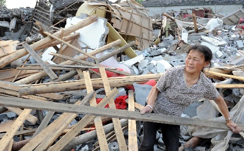 5月19日,在地震災(zāi)區(qū)四川省綿竹市漢旺鎮(zhèn),一位受災(zāi)群眾在清理廢墟。目前,四川地震災(zāi)區(qū)許多群眾積極生產(chǎn)自救,恢復(fù)家園。新華社記者 楊楹 攝