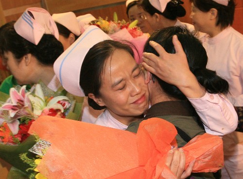 5月22日,北京市中國康復(fù)研究中心的醫(yī)護(hù)人員為康復(fù)醫(yī)療隊員送行。 當(dāng)日,由中國康復(fù)研究中心北京博愛醫(yī)院的20名專家組成的中國殘聯(lián)國家康復(fù)醫(yī)療隊從北京啟程,前往四川地震災(zāi)區(qū)。這支醫(yī)療隊由國家衛(wèi)生部和中國殘聯(lián)共同組建,重點幫助災(zāi)區(qū)的醫(yī)療機構(gòu)對可能導(dǎo)致永久殘疾的脊髓損傷、腦損傷、截肢等常見地震致傷疾病進(jìn)行早期康復(fù)治療,以減少殘疾的發(fā)生、降低殘疾的程度。 新華社發(fā)(陳亞偉 攝)
