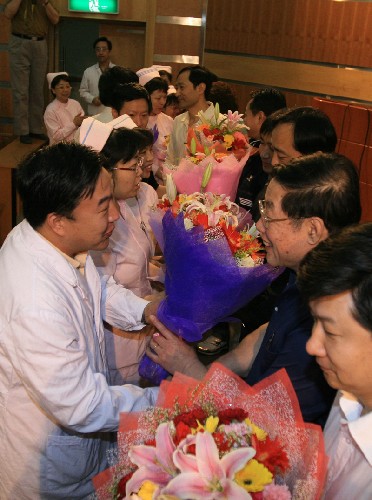 5月22日,北京市中國康復(fù)研究中心的醫(yī)護(hù)人員為康復(fù)醫(yī)療隊員送行。 當(dāng)日,由中國康復(fù)研究中心北京博愛醫(yī)院的20名專家組成的中國殘聯(lián)國家康復(fù)醫(yī)療隊從北京啟程,前往四川地震災(zāi)區(qū)。這支醫(yī)療隊由國家衛(wèi)生部和中國殘聯(lián)共同組建,重點幫助災(zāi)區(qū)的醫(yī)療機構(gòu)對可能導(dǎo)致永久殘疾的脊髓損傷、腦損傷、截肢等常見地震致傷疾病進(jìn)行早期康復(fù)治療,以減少殘疾的發(fā)生、降低殘疾的程度。 新華社發(fā)(陳亞偉 攝)