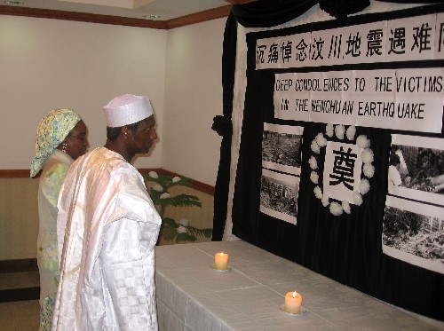 5月21日,在尼日利亞首都阿布賈,尼日利亞總統(tǒng)亞拉杜瓦(右)攜夫人來(lái)到中國(guó)駐尼日利亞大使館,悼念中國(guó)四川汶川大地震遇難者。 新華社發(fā)