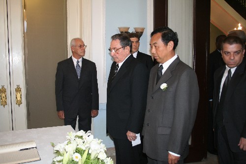 5月21日,在古巴首都哈瓦那,古巴國(guó)務(wù)委員會(huì)主席勞爾·卡斯特羅(中左)來(lái)到中國(guó)駐古巴大使館,吊唁四川汶川大地震遇難者。 新華社記者殷永建攝