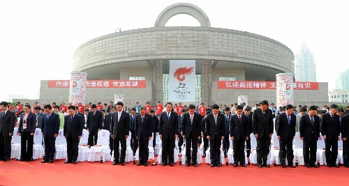 5月23日,在傳遞開(kāi)始前,起跑儀式的全體參與者向在四川地震中的遇難同胞默哀。當(dāng)日,北京奧運(yùn)會(huì)圣火在上海傳遞。 新華社記者劉力航攝