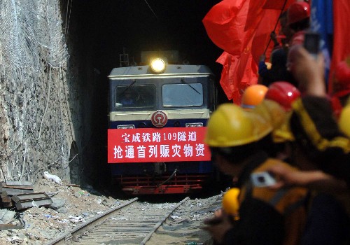 5月24日10時,滿載運往四川地震災區(qū)救災物資的搶977次列車,從寶成鐵路徽縣至虞關間的109隧道順利通過,這標志著已中斷行車283小時的寶成鐵路全線恢復通車。 寶成鐵路是中國西北通向西南的大動脈,擔負著向四川災區(qū)運送人員和物資的重要任務。5月12日14時28分,因四川汶川大地震,引發(fā)寶成線109號隧道山體塌方,致使21043次貨物列車在隧道內脫線,油罐車起火燃燒,寶成線因此中斷行車。 新華社記者 丁海濤 攝