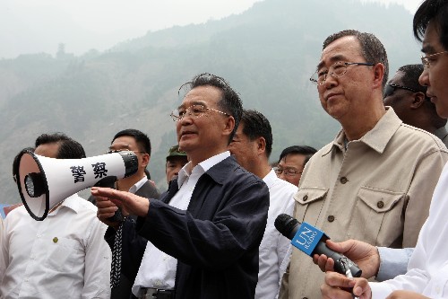 5月24日,中國國務院總理溫家寶和聯(lián)合國秘書長潘基文在四川汶川縣映秀鎮(zhèn)回答中外記者提問。 新華社記者姚大偉攝
