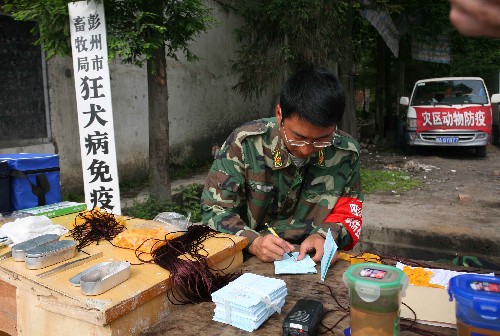 6月1日,防疫人員在地震災(zāi)區(qū)彭州市展開災(zāi)后防疫工作。5月16日以來,由四川農(nóng)業(yè)大學(xué)志愿者、四川省動(dòng)物防疫監(jiān)督總站及彭州市畜牧局聯(lián)合組成的防疫小組在地震災(zāi)區(qū)彭州市展開災(zāi)后防疫工作,主要從事死亡動(dòng)物的無害化處理和人畜共患病的預(yù)防和免疫,嚴(yán)防疫情發(fā)生。 新華社發(fā)(曾碩 攝)