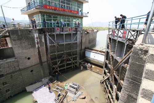6月2日,安徽淮河蚌埠閘船閘停航檢修工作正在緊張進(jìn)行。蚌埠閘管理處從6月1日至6月16日對(duì)船閘停航檢修,迎接主汛期的到來(lái)。 新華社發(fā)(葉勝利 攝)