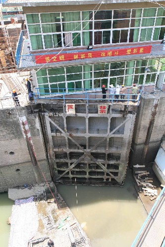 6月2日,安徽淮河蚌埠閘船閘停航檢修工作正在緊張進(jìn)行。蚌埠閘管理處從6月1日至6月16日對(duì)船閘停航檢修,迎接主汛期的到來(lái)。 新華社發(fā)(葉勝利 攝)