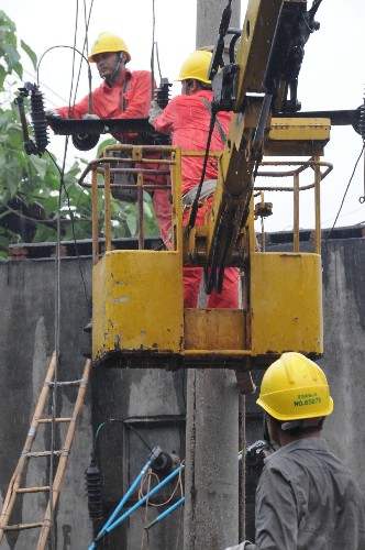 6月7日,宜昌電力職工在搶修受損線路。 6月7日下午,隨著10千伏廟嘴線恢復(fù)送電,湖北宜昌城區(qū)因雷暴雨造成停電的用戶全部恢復(fù)供電。由于提前制定了保電預(yù)案,于當(dāng)日開始的高考未受停電影響。 6日晚,特大雷暴雨襲擊宜昌,共造成宜昌城區(qū)及周邊17條10千伏線路跳閘。 新華社發(fā)(劉保平 攝)