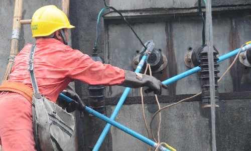 6月7日,一名宜昌電力職工在搶修受損線路。 6月7日下午,隨著10千伏廟嘴線恢復(fù)送電,湖北宜昌城區(qū)因雷暴雨造成停電的用戶全部恢復(fù)供電。由于提前制定了保電預(yù)案,于當(dāng)日開始的高考未受停電影響。 6日晚,特大雷暴雨襲擊宜昌,共造成宜昌城區(qū)及周邊17條10千伏線路跳閘。 新華社發(fā)(劉保平 攝)