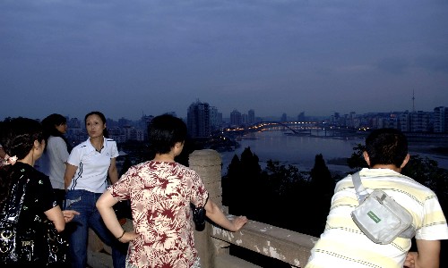 6月7日,綿陽市民在南山安置點觀賞夜景。 受唐家山堰塞湖隨時可能出現(xiàn)潰壩險情的威脅,大部分綿陽市民轉(zhuǎn)移到市區(qū)高地安置點避險。目前,社會各界正共同努力,全力以赴保障這些轉(zhuǎn)移群眾的正常生活。 新華社記者 趙穎全 攝