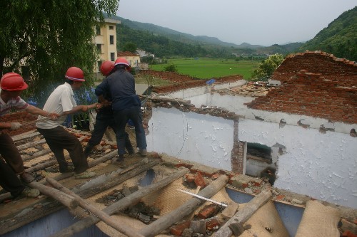 6月14日,寧強(qiáng)縣嘉陽建設(shè)公司工作人員在拆除廣坪鎮(zhèn)金山寺小學(xué)校舍。近日,陜西漢中開始全面拆除中小學(xué)危房,開始恢復(fù)重建工作。汶川大地震中,陜西漢中62%以上的學(xué)校受損,倒塌校舍1332間,形成危房117.5萬平方米。 新華社記者 都紅剛 攝