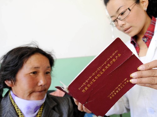 6月12日,西藏達(dá)孜縣人民醫(yī)院的護(hù)士央宗正在了解病人的醫(yī)療賬戶本使用情況。目前,西藏100%的農(nóng)牧民都已享有以免費(fèi)醫(yī)療為基礎(chǔ)的農(nóng)牧區(qū)醫(yī)療保障。西藏農(nóng)牧民免費(fèi)醫(yī)療補(bǔ)助為年人均100元,農(nóng)牧民每年繳納不低于10元的個人籌資,就可以在各級醫(yī)療機(jī)構(gòu)報銷住院費(fèi)用的60%以上。西藏農(nóng)牧區(qū)醫(yī)療制度是以政府為主導(dǎo),政府、集體和個人多方籌資,以家庭賬戶和大病統(tǒng)籌為主的農(nóng)牧民基本醫(yī)療保障制度。新華社記者 覺果 攝