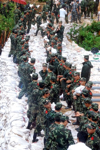 6月18日,戰(zhàn)士們用沙袋筑堤防止山體滑坡。 6月15日,持續(xù)強降雨造成京廣鐵路廣東清遠龍?zhí)炼窝鼐€6處山體滑坡,部分路段嚴重淤積和內(nèi)澇。為防止山體滑坡影響京廣交通大動脈,上千名駐軍、武警官兵和群眾趕赴現(xiàn)場,對險患地段進行搶險加固,確保鐵路運營安全。 新華社發(fā)(李作描 攝)