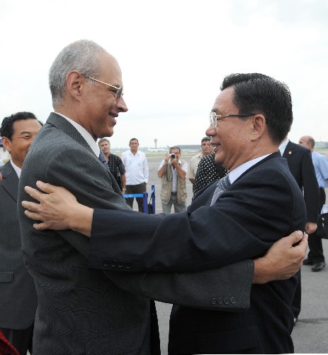 6月22日,中共中央政治局常委、中央紀(jì)委書記賀國(guó)強(qiáng)抵達(dá)哈瓦那,開(kāi)始對(duì)古巴進(jìn)行友好訪問(wèn)。古巴共產(chǎn)黨中央書記處書記、國(guó)際關(guān)系部部長(zhǎng)雷米雷斯到機(jī)場(chǎng)迎接。 新華社記者 馬占成 攝