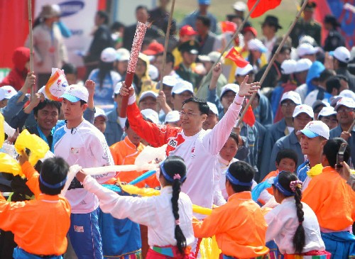 6月23日,第一棒火炬手、從抗震救災(zāi)第一線歸來的青海大學(xué)附屬醫(yī)院蒙古族專家達(dá)嘎開始傳遞。當(dāng)日,北京奧運(yùn)會(huì)圣火在青海湖傳遞。 新華社記者 邢廣利 攝