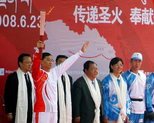 6月23日,第一棒火炬手、從抗震救災(zāi)第一線歸來的青海大學(xué)附屬醫(yī)院蒙古族專家達(dá)嘎展示火炬。當(dāng)日,北京奧運(yùn)會(huì)圣火在青海湖傳遞。 新華社記者 邢廣利 攝
