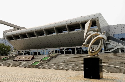 外形似飛碟從天而降的北京航空航天大學(xué)體育館改建工程于2007年12月17日竣工交付使用,2008年這里將舉辦奧運(yùn)會(huì)和殘奧會(huì)舉重比賽。北航體育館建成于2001年8月,總建筑面積超過2萬平方米。改建工程于2007年1月底正式開工。整個(gè)工程充分顯示“節(jié)儉辦奧運(yùn)”的理念。場(chǎng)館在改建過程中所采用的原材料、設(shè)備均通過環(huán)保、節(jié)能部門的檢測(cè)和認(rèn)證。場(chǎng)地內(nèi)搭建的臨時(shí)看臺(tái),均采用模塊化腳手架支撐系統(tǒng)搭建,便于賽后場(chǎng)地的恢復(fù)及看臺(tái)設(shè)施的回收再利用。這是北航體育館外景(5月19日攝)。 新華社記者 王頌 攝