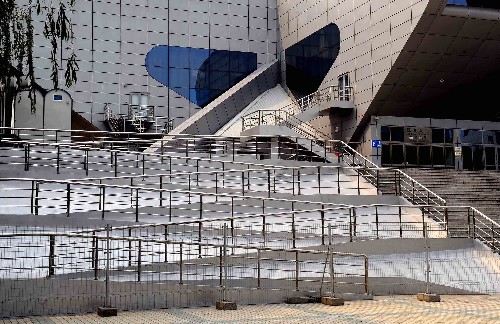 外形似飛碟從天而降的北京航空航天大學(xué)體育館改建工程于2007年12月17日竣工交付使用,2008年這里將舉辦奧運(yùn)會(huì)和殘奧會(huì)舉重比賽。北航體育館建成于2001年8月,總建筑面積超過2萬平方米。改建工程于2007年1月底正式開工。整個(gè)工程充分顯示“節(jié)儉辦奧運(yùn)”的理念。場(chǎng)館在改建過程中所采用的原材料、設(shè)備均通過環(huán)保、節(jié)能部門的檢測(cè)和認(rèn)證。場(chǎng)地內(nèi)搭建的臨時(shí)看臺(tái),均采用模塊化腳手架支撐系統(tǒng)搭建,便于賽后場(chǎng)地的恢復(fù)及看臺(tái)設(shè)施的回收再利用。這是體育館外的殘疾人通道(5月19日攝)。 新華社記者王頌攝