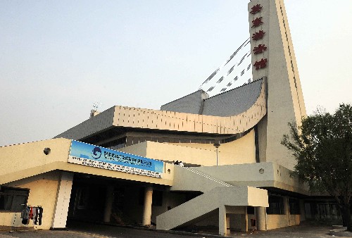 奧體中心英東游泳館是一個(gè)改擴(kuò)建項(xiàng)目,竣工后的建筑面積為44635平方米,在外觀上保留了原有建筑風(fēng)格,增添了現(xiàn)代感和時(shí)尚的氣息。游泳館的內(nèi)部則進(jìn)行了翻新、改造和整體完善,以滿足奧運(yùn)會(huì)要求。整個(gè)工程體現(xiàn)了“綠色奧運(yùn)、科技奧運(yùn)、人文奧運(yùn)”的理念。奧運(yùn)會(huì)期間,它將承擔(dān)水球預(yù)賽和現(xiàn)代五項(xiàng)游泳的比賽。 這是5月20日拍攝的英東游泳館的外景。 新華社記者王頌攝
