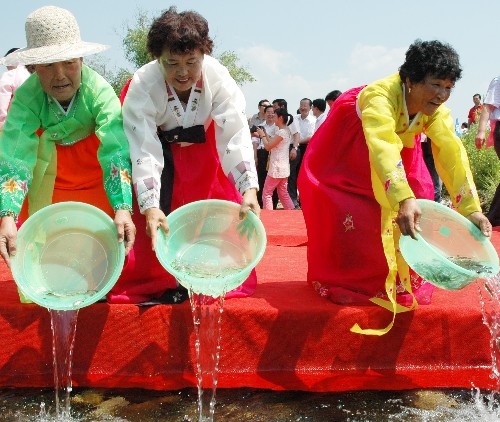 7月8日,身著傳統(tǒng)服裝的朝鮮族群眾在放流魚苗。 當(dāng)日,農(nóng)業(yè)部和吉林省政府共同組織大規(guī)模的資源增殖放流活動,共向圖們江放流大馬哈魚魚苗10萬尾,灘頭魚及其他土著魚類魚苗600萬尾,總價值超過60萬元。此舉有助于增殖圖們江漁業(yè)資源,改善水域生態(tài)環(huán)境,促進(jìn)國際漁業(yè)合作。 新華社記者 齊海山 攝