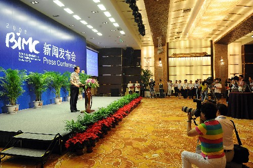 7月8日,2008北京國(guó)際新聞中心(BIMC)正式投入運(yùn)行。2008北京國(guó)際新聞中心,也稱非注冊(cè)記者新聞中心,是第29屆奧運(yùn)會(huì)期間在北京設(shè)立的,為沒有取得國(guó)際奧委會(huì)“奧運(yùn)身份注冊(cè)卡”的新聞?dòng)浾咛峁┬侣勑畔⒑徒哟?wù)的場(chǎng)所。中心位于北京古城的北中軸線上,交通十分方便,往北2公里就可到達(dá)鳥巢、水立方。 這是北京國(guó)際新聞中心(BIMC)主任翟惠生在正式運(yùn)行記者見面會(huì)上講話。 新華社記者 張旭 攝