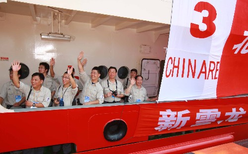 7月11日,科考隊(duì)員們?cè)?#8220;雪龍?zhí)?#8221;上與送別的人群告別。 當(dāng)日,“雪龍?zhí)?#8221;極地科考船從上海浦東外高橋的極地科考基地碼頭啟程前往北極,將展開(kāi)為期75天的第三次北極科考。此次出征北極是我國(guó)北極科考史上規(guī)模最大、耗資最多的一次??瓶紝⒅饕槍?duì)北極氣候變化對(duì)我國(guó)氣候變化的影響、北冰洋獨(dú)特的生物資源和基因資源、北極地質(zhì)和地球物理等展開(kāi)研究。 新華社記者 裴鑫 攝