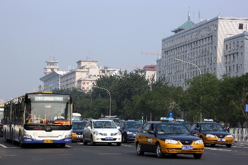 7月20日,汽車在北京西長安街上行駛。當(dāng)日,北京開始實(shí)施“機(jī)動車單雙號限行”措施,以保證北京奧運(yùn)會、殘奧會期間交通正常運(yùn)行和空氣質(zhì)量。根據(jù)北京市發(fā)布的通告,從7月20日0時至9月20日24時,北京市機(jī)動車及外省區(qū)市進(jìn)京機(jī)動車需按號牌尾號分單雙號上路行駛,期間每日設(shè)置3個小時緩沖時間,0時至3時機(jī)動車上路不受單雙號限制。 新華社記者 高學(xué)余 攝