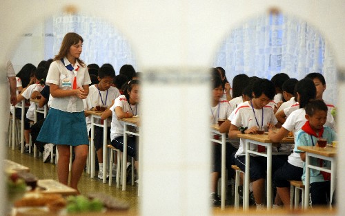 7月19日,在位于黑海之濱的俄羅斯圖阿普謝市“小鷹”全俄兒童中心,來(lái)自中國(guó)四川地震災(zāi)區(qū)的學(xué)生們?cè)诔酝聿?。?dāng)日,184名赴俄羅斯療養(yǎng)的四川地震災(zāi)區(qū)中小學(xué)生抵達(dá)克拉斯諾達(dá)爾邊疆區(qū),開(kāi)始為期21天的療養(yǎng)。 新華社記者沈伯韓攝