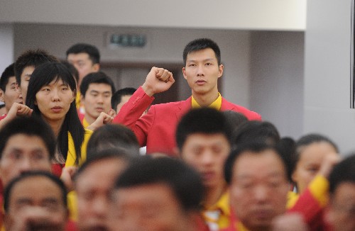 7月25日,中國體育代表團(tuán)成員易建聯(lián)(上右)等在成立大會上宣誓。當(dāng)日,北京奧運(yùn)會中國體育代表團(tuán)在北京正式成立,總?cè)藬?shù)1099人,其中包括運(yùn)動(dòng)員639人。 新華社記者趙鵬攝