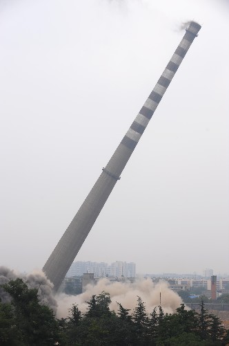 7月25日,210米高的煙囪轟然倒下。當(dāng)日,成都華能電廠210米高的煙囪被成功實(shí)施爆破拆除。這座煙囪重9300噸,塔底直徑19.1米。據(jù)介紹,華能成都電廠建于1988年,于1990年投入運(yùn)行。當(dāng)時(shí)裝機(jī)容量為20萬(wàn)千瓦,最高峰時(shí)每年為成都送電12億多度。但由于污染嚴(yán)重,該廠于2007年6月被關(guān)停,此后一直閑置。 新華社記者 江宏景攝