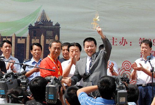 7月27日,沈陽賽區(qū)辦公室常務(wù)副主任、沈陽體育局局長李榮璽(左三)與沈陽皇朝萬豪酒店總經(jīng)理李東齊(右二)在沈陽奧運(yùn)村開村儀式上。當(dāng)日,沈陽奧運(yùn)村正式開村。奧運(yùn)村所在的皇朝萬豪酒店,是第29屆奧運(yùn)會沈陽賽區(qū)唯一官方指定接待酒店,距“奧足賽”比賽場地五里河體育場僅有3公里,將接待來自美國、德國、尼日利亞等10個國家12支足球團(tuán)隊(duì)。 新華社記者謝環(huán)馳攝