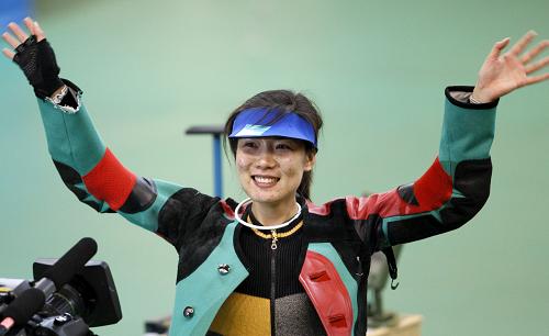 8月14日,中國(guó)選手杜麗在獲勝后向觀眾揮手致意。當(dāng)日,在北京奧運(yùn)會(huì)射擊女子50米步槍三種姿勢(shì)決賽中,中國(guó)選手杜麗以690.3環(huán)的總成績(jī)獲得冠軍。新華社記者 鮑菲菲 攝