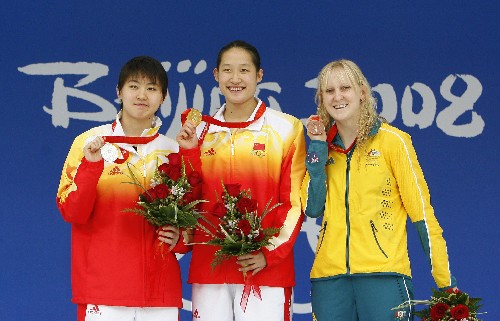 8月14日,女子200米蝶泳冠軍、中國(guó)選手劉子歌(中)與亞軍中國(guó)選手焦劉洋(左)和季軍澳大利亞選手斯基佩爾在頒獎(jiǎng)儀式上。當(dāng)日,北京奧運(yùn)會(huì)游泳比賽在國(guó)家游泳中心——“水立方”繼續(xù)進(jìn)行。 新華社記者凡軍攝