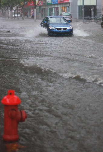 8月25日,上海市欽州南路積水嚴重。當日清晨,上海突遭強雷暴雨襲擊,局部地區(qū)雨量已達大暴雨程度,1個半小時內雨量超過了100毫米。 新華社記者 裴鑫攝