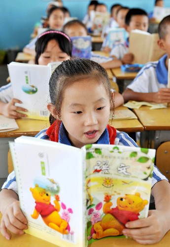 8月26日,寧夏銀川市興慶區(qū)第十八小學的學生在課堂上朗讀課文。國務院決定自2008年秋季學期起,全面免除城市義務教育學雜費。該政策將惠及全國2.59萬所城市中小學的2821萬學生,是繼農村義務教育經(jīng)費保障機制改革后的又一重要民生工程,是推動義務教育均衡發(fā)展、促進教育公平的又一重大舉措。這標志著我國形成城鄉(xiāng)統(tǒng)籌的義務教育普惠制度,是我國教育史上的又一座里程碑。 新華社記者 王鵬 攝