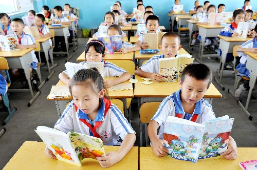 8月26日,寧夏銀川市興慶區(qū)第十八小學的學生在課堂上朗讀課文。國務院決定自2008年秋季學期起,全面免除城市義務教育學雜費。該政策將惠及全國2.59萬所城市中小學的2821萬學生,是繼農村義務教育經(jīng)費保障機制改革后的又一重要民生工程,是推動義務教育均衡發(fā)展、促進教育公平的又一重大舉措。這標志著我國形成城鄉(xiāng)統(tǒng)籌的義務教育普惠制度,是我國教育史上的又一座里程碑。 新華社記者 王鵬 攝
