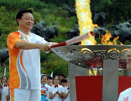 9月3日,最后一棒火炬手里景瑞點(diǎn)燃圣火盆。當(dāng)日,北京殘奧會(huì)圣火在大連進(jìn)行傳遞。 新華社記者謝環(huán)馳攝