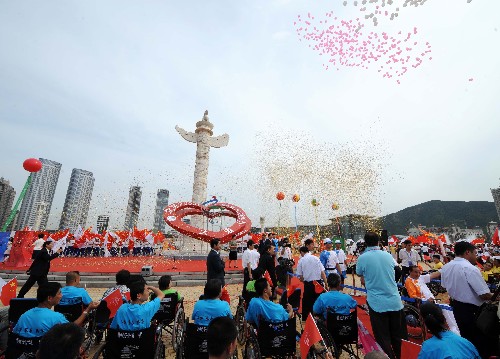 9月3日,傳遞儀式現(xiàn)場(chǎng)。當(dāng)日,北京殘奧會(huì)圣火在大連進(jìn)行傳遞。 新華社記者李鋼攝