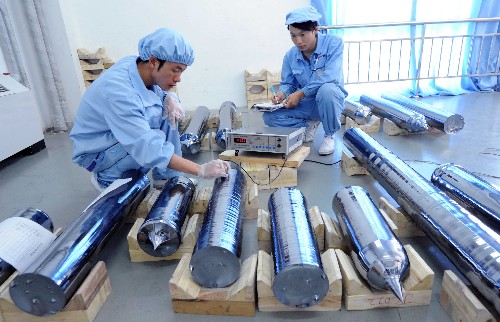 9月4日,技術(shù)人員在檢測單晶硅棒電阻率。目前,寧夏2000噸單晶硅一期項目已完成投資1.3億元,并投入生產(chǎn),預(yù)計年產(chǎn)單晶硅600噸。該項目共分三期,總投資6.94億元。整個項目預(yù)計于2009年完成。企業(yè)全部投產(chǎn)后每年可實現(xiàn)銷售收入44億元、稅收1.5億元。單晶硅的原料生產(chǎn)與產(chǎn)品開發(fā)具有較高的科技含量和工業(yè)生產(chǎn)附加值。 新華社記者 李曉果 攝