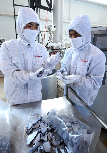 9月4日,企業(yè)員工在選擇單晶硅材料。目前,寧夏2000噸單晶硅一期項目已完成投資1.3億元,并投入生產(chǎn),預(yù)計年產(chǎn)單晶硅600噸。該項目共分三期,總投資6.94億元。整個項目預(yù)計于2009年完成。企業(yè)全部投產(chǎn)后每年可實現(xiàn)銷售收入44億元、稅收1.5億元。單晶硅的原料生產(chǎn)與產(chǎn)品開發(fā)具有較高的科技含量和工業(yè)生產(chǎn)附加值。 新華社記者 劉泉龍 攝