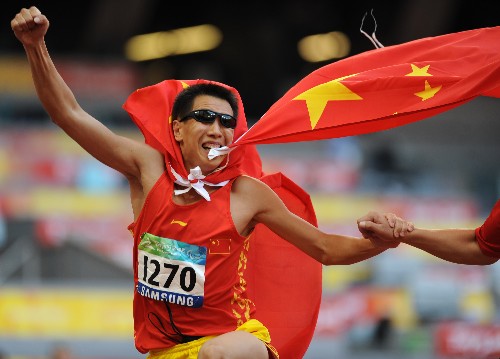 9月14日,中國選手李端在比賽后慶祝。當日,在國家體育場進行的北京2008年殘奧會男子跳遠F11級決賽中,李端以6米61的成績奪冠。新華社記者 李尕 攝