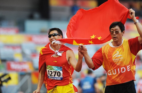 9月15日,中國選手李端(左)在比賽后與引導(dǎo)員一同慶祝。當日,在國家體育場進行的北京2008年殘奧會男子跳遠F11級決賽中,李端奪得冠軍。新華社記者 李尕 攝